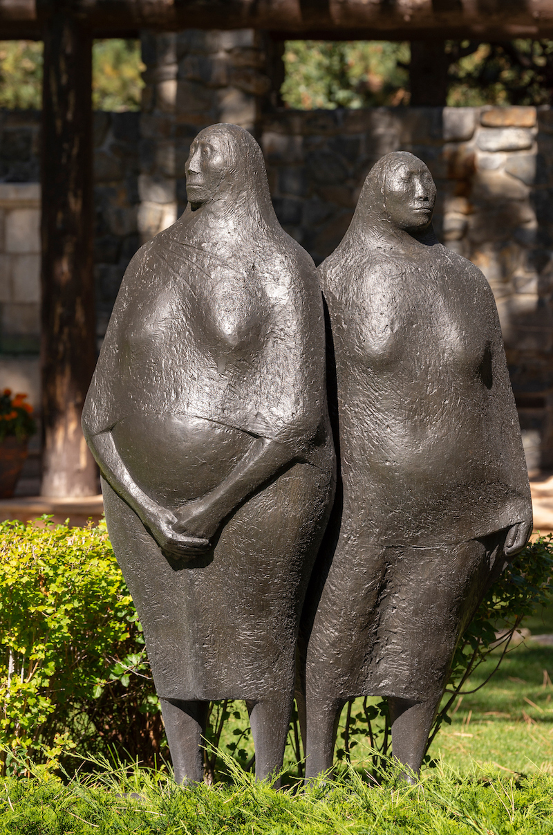 Denver Botanic Gardens - Human Nature - Dos mujeres de pie